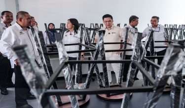 KULAI, 21 April -- Timbalan Menteri Pendidikan Wong Kah Woh (tiga, kanan) bersama Timbalan Menteri Komunikasi Teo Nie Ching (tengah) melihat fasiliti baharu ketika mengadakan lawatan kerja di Sekolah Kebangsaan Bandar Putra 2 hari ini.

--fotoBERNAMA (2026) HAK CIPTA TERPELIHARA