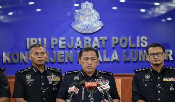 Ketua Polis Kuala Lumpur, Datuk Rusdi Mohd Isa (tengah) bercakap pada sidang media di Ibu Pejabat Polis Kontinjen (IPK) Kuala Lumpur / Foto Bernama