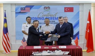 PUTRAJAYA, 21 April --  Menteri Dalam Negeri Datuk Seri Saifuddin Nasution Ismail menyaksikan pertukaran kontrak perolehan oleh Ketua Setiausaha Kementerian Dalam Negeri Datuk Dr Awang Alik Jeman (dua, kiri) dan Pengerusi Desan Shipyard Cenk Ismail Kaptanoglu (dua, kanan) pada Majlis Menandatangani Kontrak Perolehan sebuah Multi Purpose Mission Ship kedua untuk Agensi Penguatkuasaan Maritim Malaysia (APMM) di Bangunan Setia Perkasa hari ini.

Turut sama, Ketua Pengarah Agensi Penguatkuasaan Maritim Malaysia Datuk Mohd Rosli Abdullah (kiri) dan Naib Pengerusi Desan Shipyard Hasan Ozgur Cilli (kanan).

--fotoBERNAMA (2026) HAK CIPTA TERPELIHARA