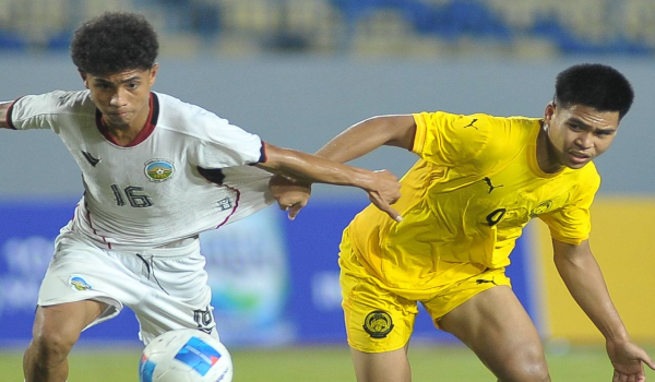 Aksi pemain skuad B-17 Malaysia (jersi kuning) ketika menentang Timor Leste pada Kejuaraan B-17 ASEAN 2026./FB Football Association of Malaysia