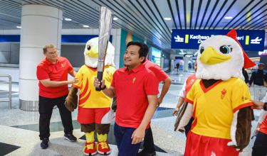 Exco Belia, Sukan dan Keusahawanan Negeri Selangor Mohd Najwan Halimi (dua,kanan) membawa Obor Sukan Malaysia (SUKMA)./foto BERNAMA