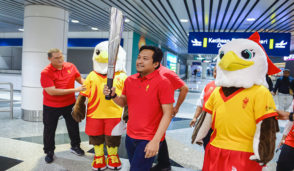 Exco Belia, Sukan dan Keusahawanan Negeri Selangor Mohd Najwan Halimi (dua,kanan) membawa Obor Sukan Malaysia (SUKMA)./foto BERNAMA