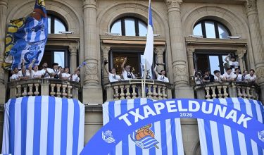 Soccer Football - Real Sociedad celebrate Copa del Rey trophy with fans in San Sebastian - San Sebastian, Spain - April 20, 2026  Real Sociedad celebrate with the Copa del Rey trophy in the town hall REUTERS/Stringer NO RESALES. NO ARCHIVES.