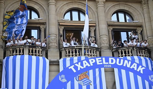 Soccer Football - Real Sociedad celebrate Copa del Rey trophy with fans in San Sebastian - San Sebastian, Spain - April 20, 2026  Real Sociedad celebrate with the Copa del Rey trophy in the town hall REUTERS/Stringer NO RESALES. NO ARCHIVES.