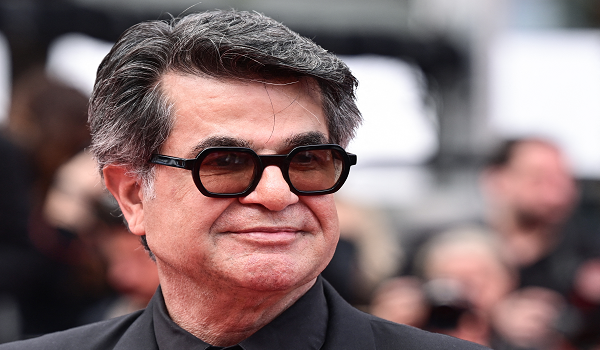 engarah, penulis skrip dan penerbit terkenal Iran, Jafar Panahi, dilihat tiba di karpet merah sempena tayangan filem terbaharunya "Un Simple Accident" (atau "It Was Just An Accident") dalam edisi ke-78 Festival Filem Cannes yang berlangsung di selatan Perancis / AFP