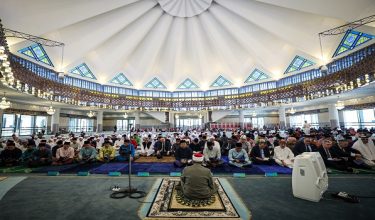KUALA LUMPUR, 21 Mei -- Imam Kanan Masjid Negara Hassan Al-Fadhli Abdul Rahman memimpin bacaan Surah Yasin pada Majlis Bacaan Yasin dan Doa Selamat sempena Sambutan Hari Keputeraan Rasmi Yang di-Pertuan Agong di Masjid Negara hari ini.

--fotoBERNAMA (2026) HAK CIPTA TERPELIHARA