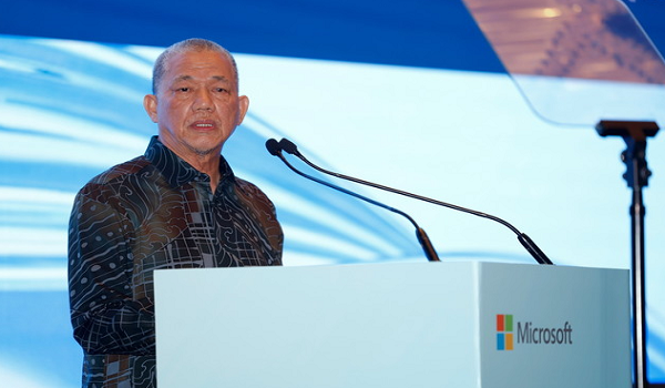 Timbalan Perdana Menteri Datuk Seri Fadillah Yusof