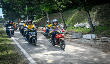 Menteri Kerja Raya, Datuk Seri Alexander Nanta Linggi menaiki motosikal ketika meninjau projek menaik taraf laluan motosikal di Lebuh Raya Persekutuan