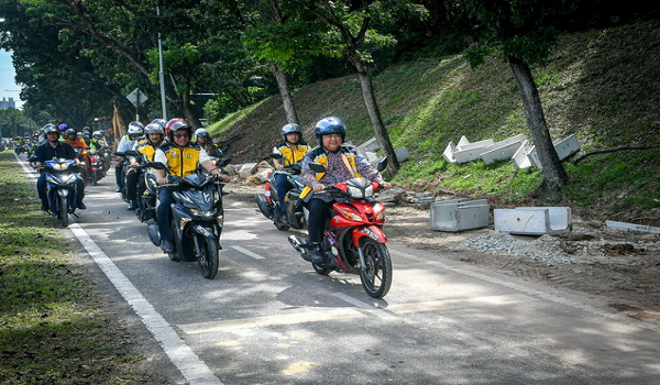 Menteri Kerja Raya, Datuk Seri Alexander Nanta Linggi menaiki motosikal ketika meninjau projek menaik taraf laluan motosikal di Lebuh Raya Persekutuan