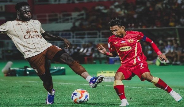 Aksi kapten pasukan Selangor FC Faisal Halim ketika menentang Buriram United dalam perlawanan akhir pertama Kejuaraan Kelab ASEAN (ACC) di Stadium MBPJ - Foto Selangor FC
