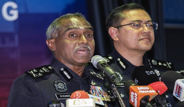 KAJANG, 26 Mei -- Pengarah Jabatan Siasatan Jenayah (JSJ) Bukit Aman Datuk M. Kumar (kiri) bercakap pada sidang media mengenai kejayaan JSJ menumpaskan penjenayah kes samun dalam kejadian berbalas tembakan, di IPD Kajang hari ini.

--fotoBERNAMA (2026) HAK CIPTA TERPELIHARA