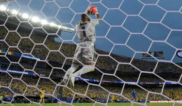 Eloy Room muncul wira, selamatkan 15 percubaan tepat ke arah gawang gol/Foto AFP