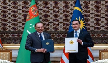 Perdana Menteri Menyaksikan pertukaran dokumen penting antara Malaysia dan Turkmenistan. Foto/FB PM