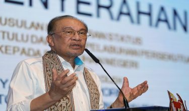 BINTULU, 21 Jun -- Perdana Menteri Datuk Seri Anwar Ibrahim berucap pada Majlis Penyerahan Cek Penukaran Status Pelabuhan Bintulu Dari Pelabuhan Persekutuan Kepada Pelabuhan Negeri, hari ini.

-- fotoBERNAMA (2026) HAK CIPTA TERPELIHARA