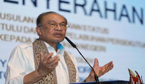 BINTULU, 21 Jun -- Perdana Menteri Datuk Seri Anwar Ibrahim berucap pada Majlis Penyerahan Cek Penukaran Status Pelabuhan Bintulu Dari Pelabuhan Persekutuan Kepada Pelabuhan Negeri, hari ini.

-- fotoBERNAMA (2026) HAK CIPTA TERPELIHARA