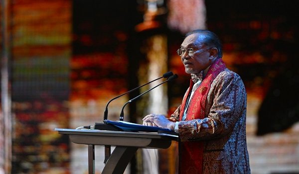 KUCHING, 21 Jun -- Perdana Menteri Datuk Seri Anwar Ibrahim berucap pada Majlis Makan Malam Gawai Dayak 2026 Peringkat Sarawak di Pusat Konvensyen Borneo Kuching (BCCK) malam ini.

--fotoBERNAMA (2026) HAK CIPTA TERPELIHARA