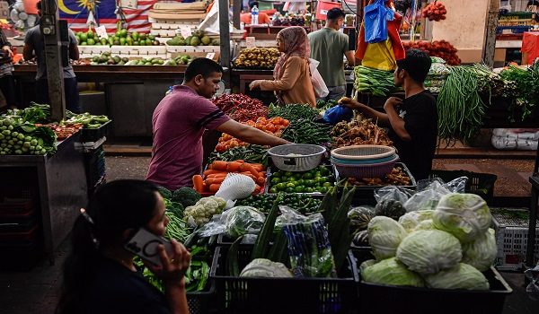 KUALA LUMPUR, 3 Julai -- Orang ramai membeli barangan keperluan asas ketika tinjauan fotoBernama di Pasar Chow Kit hari ini.

Kerajaan mengekalkan pengecualian cukai barangan keperluan harian bagi mengurangkan beban kos sara hidup rakyat. Antara barang yang dikecualikan cukai jualan dan perkhidmatan (SST) pada kadar kosong peratus termasuk bahan mentah seperti daging lembu, sayur-sayuran, telur, ikan tempatan iaitu selar, tongkol, cencaru dan sardin.

--fotoBERNAMA (2025) HAK CIPTA TERPELIHARA