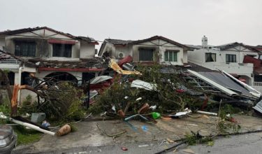 Keadaan beberapa rumah yang mengalami kerosakan teruk selepas dipukul ribut di Bercham, Ipoh/Foto orang awam