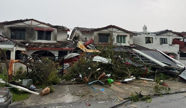 Keadaan beberapa rumah yang mengalami kerosakan teruk selepas dipukul ribut di Bercham, Ipoh/Foto orang awam