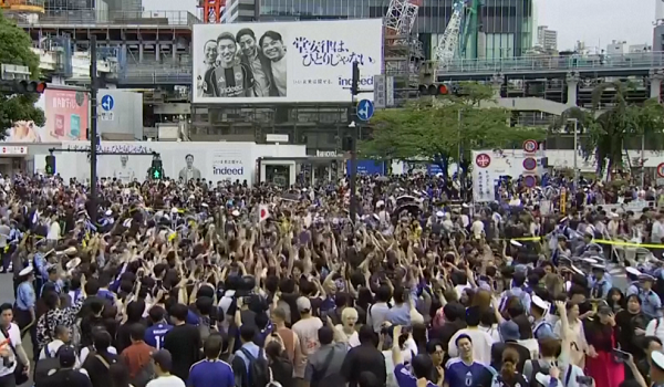 Ratusan penyokong Jepun meraikan kemenangan di Shibuya Crossing