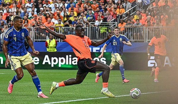 Netherlands' forward #19 Brian Brobbey shoots and scores his team's second goal during the 2026 World Cup Group F football match between the Netherlands and Sweden at the Houston Stadium in Houston on June 20, 2026.  (Photo by Paul ELLIS / AFP)
