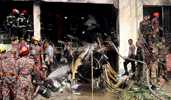 Anggota bomba sedang menjalankan operasi menyelamat di lokasi nahas / Foto REUTERS