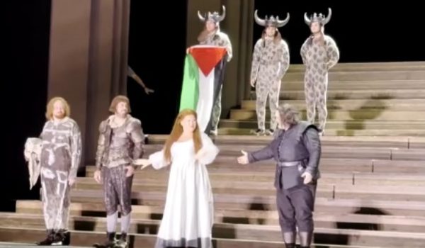 Pelakon teater memegang bendera Palestin ketika pementasan Il Trovatore di Royal Opera House, London/ REUTERS