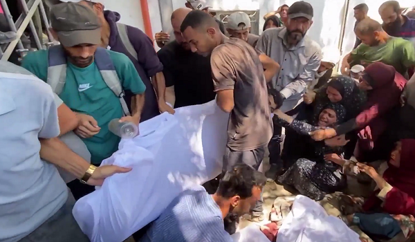 Keadaan huru-hara apabila mayat mangsa dibawa ke hospital / Foto VIORY
