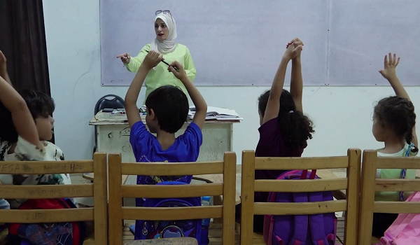 Seorang guru dari Gaza mengajar anak-anak pelarian asas membaca dan menulis / Foto VIORY