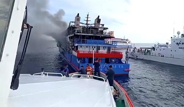 Sebuah feri di perairan Sulawesi terbakar/ REUTERS