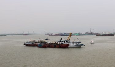 Sebuah bot pelancong (berwarna putih) dibawa ke pelabuhan di Teluk Ha Long, wilayah Quang Ninh, Vietnam/ REUTERS