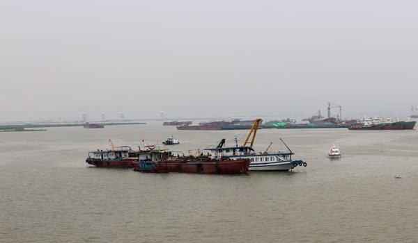 Sebuah bot pelancong (berwarna putih) dibawa ke pelabuhan di Teluk Ha Long, wilayah Quang Ninh, Vietnam/ REUTERS