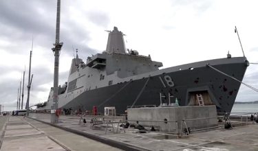 USS New Orleans di pelabuhan di Okinawa/ REUTERS