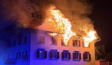 This handout photograph taken and released on August 21, 2026 by the Cantonal Police of Graubunden (Kantonspolizei Graubunden) shows a fire that broke out in a building in the small town of Thusis, eastern Switzerland. A fire that broke out overnight on August 21, 2026, in a building in the small town of Thusis, in eastern Switzerland, left eight people injured and five missing, according to local police, who were alerted shortly after midnight. (Photo by Handout / Kantonspolizei Graubünden / AFP) / RESTRICTED TO EDITORIAL USE - MANDATORY CREDIT "AFP PHOTO /  Cantonal Police of Grison (Kantonspolizei Graubunden)/ HANDOUT /" - HANDOUT - NO MARKETING NO ADVERTISING CAMPAIGNS - DISTRIBUTED AS A SERVICE TO CLIENTS