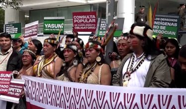 Masyarakat Orang Asli Waorani berkumpul di luar Mahkamah Perlembagaan menuntut supaya mengehadkan aktiviti pengekstrakan minyak di Taman Negara Yasuni, Amazon/ REUTERS