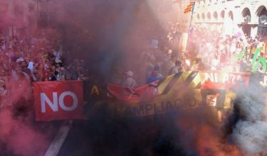 Rakyat membantah rancangan peluasan Lapangan Terbang Barcelona-El Prat di Barcelona/Foto REUTERS