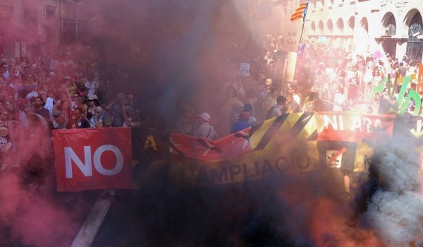 Rakyat membantah rancangan peluasan Lapangan Terbang Barcelona-El Prat di Barcelona/Foto REUTERS