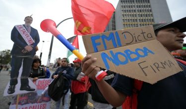 Seorang pelajar universiti menyertai bantahan terhadap pemotongan dan penghapusan subsidi diesel oleh Presiden Daniel Noboa di Quito pada 16 September 2025. / Foto AFP