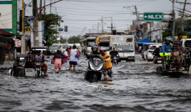 Taufan Co-may mengakibatkan bandar Minalin, utara Manila banjir pada Julai lalu. / Foto REUTERS