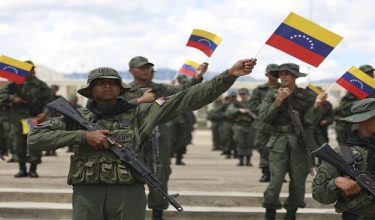 Ahli Angkatan Tentera Bolivarian menyertai latihan ketenteraan di Fort Tiuna. /Foto AFP