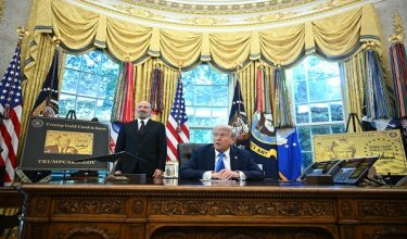 Presiden AS Donald Trump pada Jumaat menandatangani perintah eksekutif mewujudkan program residensi “gold card” dengan bayaran AS$1 juta bagi individu. / Foto AFP
