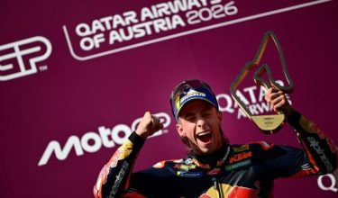 Pelumba KTM, Pedro Acosta meraikan kemenangan di podium selepas menjuarai MotoGP GP Austria di Spielberg, Austria/Foto REUTERS