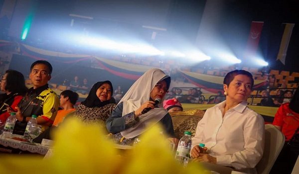 Datuk Seri Fatimah (tengah) ketika menyaksikan raptai penuh Majlis Perasmian Para SUKMA Sarawak 2024 / FOTO UKAS