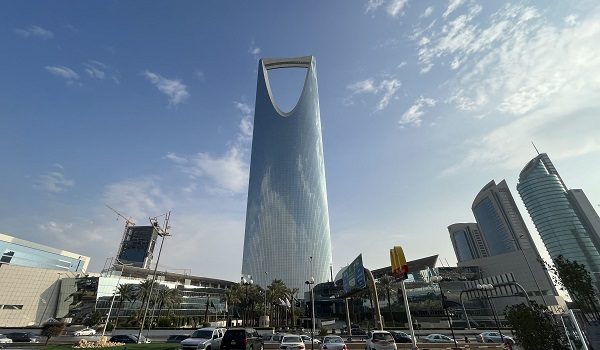 (FILES) A picture taken on January 14, 2023, shows the Kingdom Centre tower in the Saudi capital Riyadh. Riyadh's Kingdom Centre skyscraper, one of the city's major landmarks, ordered its office tenants to work remotely "until further notice" on October 18, 2026, after repeated Houthi attacks on Saudi Arabia. "Kindly refrain from attending the offices during this period," the office management said in an email to tenants seen by AFP. The mall at the foot of the 99-storey building remains open. (Photo by Giuseppe CACACE / AFP)