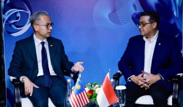 Datuk Seri Fahmi (kiri) mengadakan pertemuan dengan Teuku Riefky (kanan) / Foto FB Fahmi Fadzil