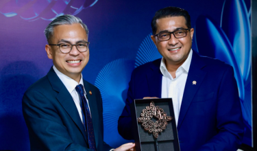 Datuk Seri Fahmi (kiri) bergambar bersama Teuku Riefky (kanan) selepas mengadakan pertemuan di Jakarta / Foto FB Fahmi Fadzil