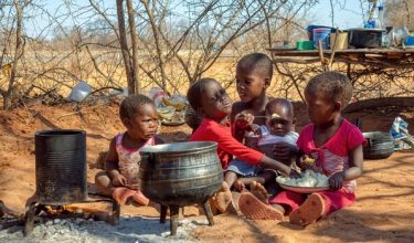 Kanak-kanak di Gurun Kalahari, Afrika Selatan/Foto Lucian Coman