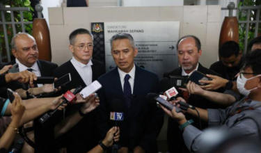 Datuk Seri Mohd Shuhaily Mohd Zain (dua, kanan) bersama peguamnya ketika sidang media sejurus tiba di Kompleks Mahkamah Sepang/ BERNAMA