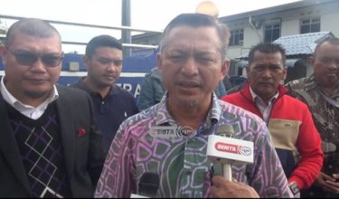 Datuk Razali Idris ditemui pemberita selepas memberi keterangan di IPD Kemaman