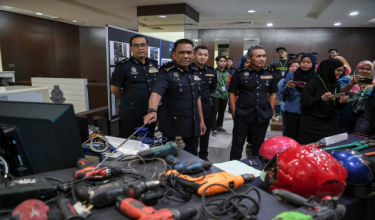 Ketua Polis Kedah, Datuk Fisol Salleh menunjukkan barangan yang dicuri 'Geng Bri' ketika sidang media di Ibu Pejabat Polis Kontinjen Kedah / Foto Bernama